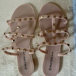 NEW IN BOX Vici studded sandals, size 8
